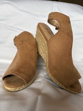 Apt. 9 Women’s Tan Peep-Toe Wedge Sandals